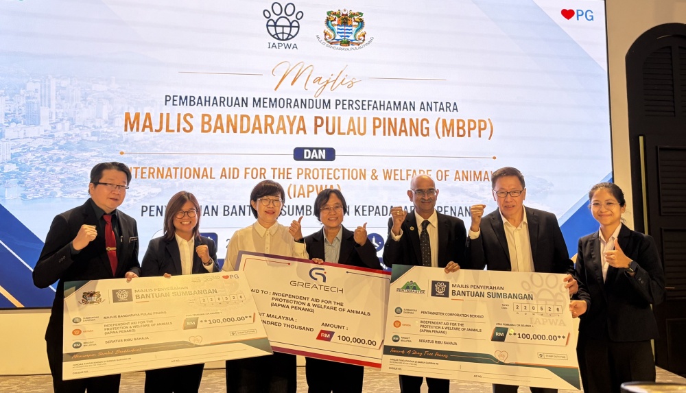 The cheque presentation ceremony to IAPWA. — Picture by Opalyn Mok