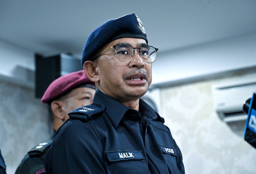 Tapah district police chief Superintendent Abdul Malik Hasim speaks during a search and rescue coordination meeting for missing hiker Jaslinda Saludin in Tapah on June 3, 2026. — Bernama pic