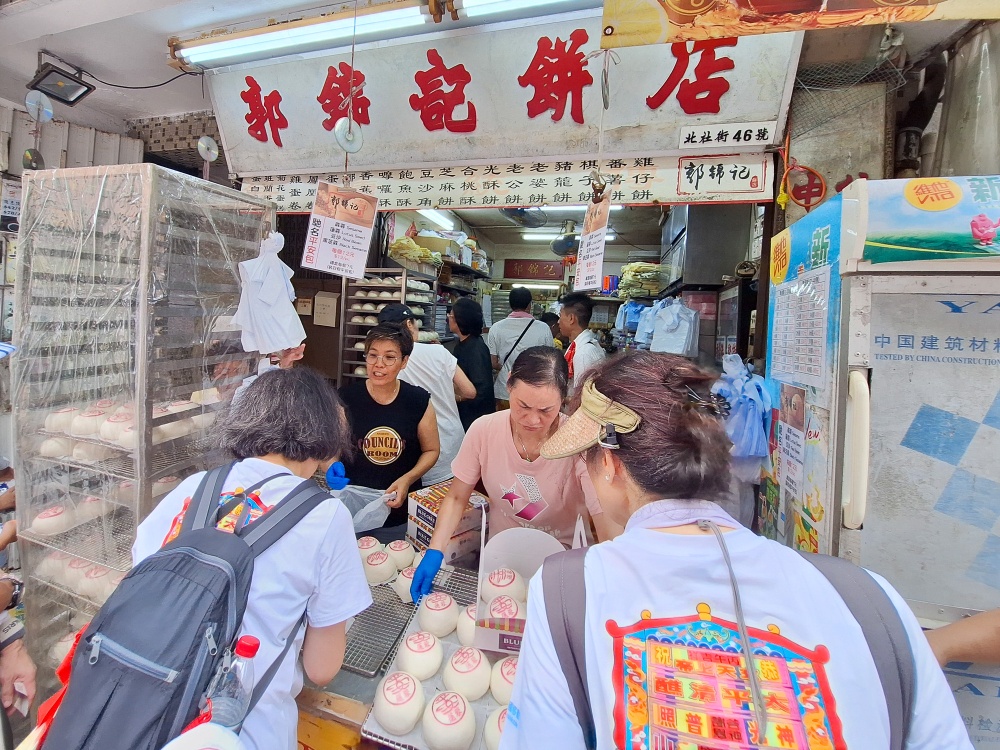 Customers queuing to buy the Ping On buns at Kwok Kam Kee, which also sells traditional Chinese pastries such as wife cakes and walnut cookies. — Picture by Ida Lim