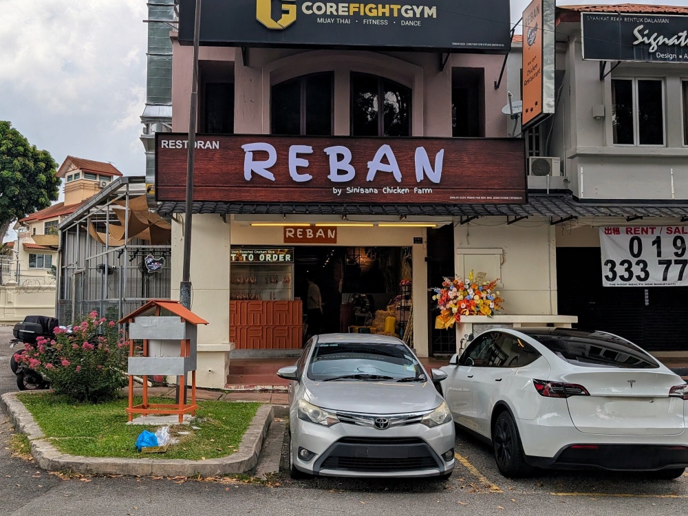 Look for the sign a few steps away from the popular Aman Suria ‘dai chow’, Yan Wo Seafood Restaurant. — Picture by Ethan Lau