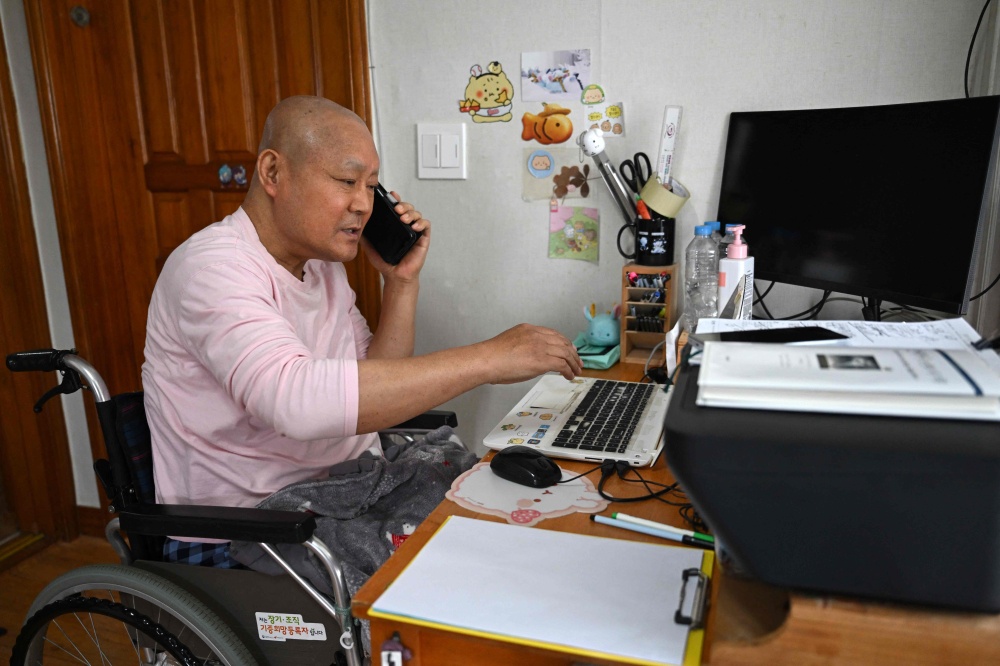 South Korean Lee Myung-shik had reluctantly given up on assisted death in Switzerland when he learnt his daughter risked prison time if she helped him. — AFP pic