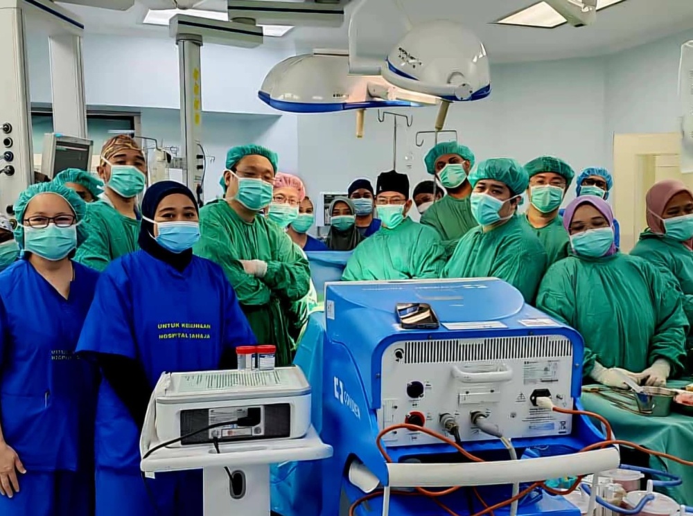 The medical team who carried out the organ procurement for Hajjah Normah Abdullah. — Picture via Facebook/Hospital Sungai Buloh