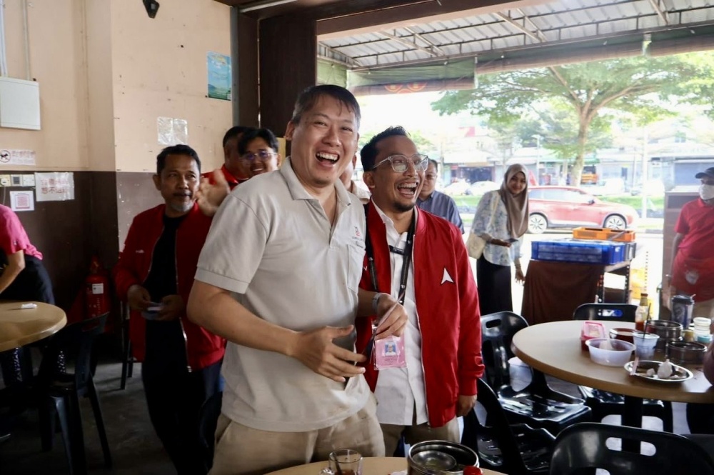 Pakatan Harapan’s (PH) Pasir Raja candidate Fakharuddin Moslim (right) with a Kampung Sungai Telor resident during his campaign trail in the Chinese areas of the Pasir Raja state constituency today. — Picture by Ben Tan