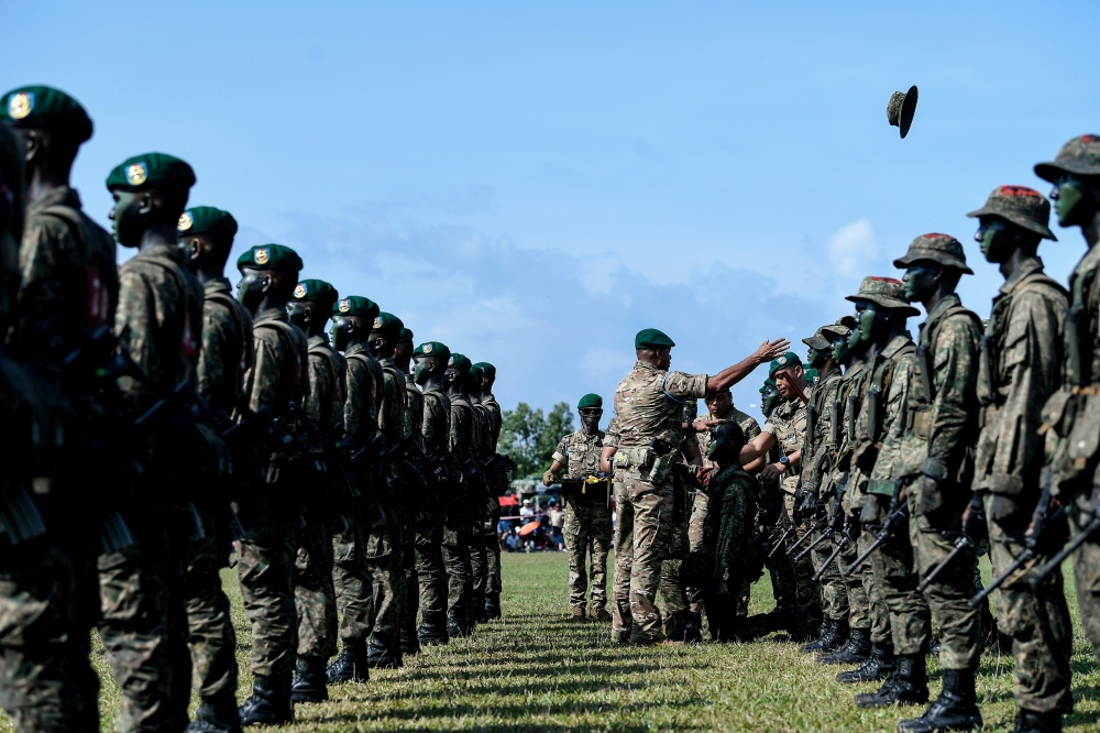 Commander of the Army Special Warfare Training Centre (PULPAK), Col. Nordin Abu, puts a green beret on a soldier who completed the Basic Commando Course Series AK/1/26 at Sultan Abdul Halim Mu’adzam Shah University (UniSHAMS) in Kuala Ketil recently. — Bernama pic 