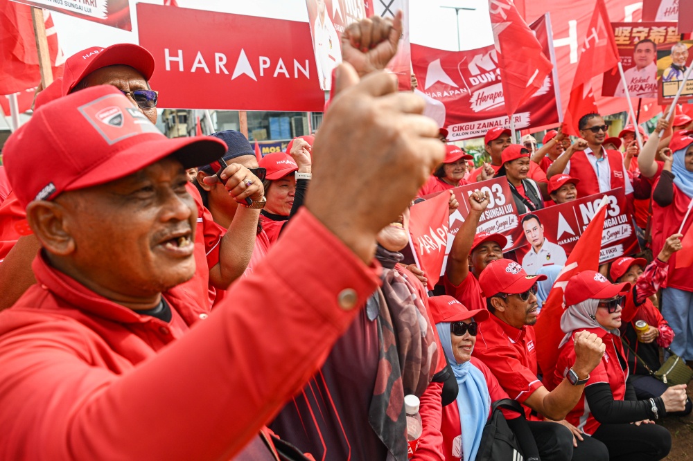 Pakatan Harapan supporters wave party flags while accompanying candidates for Chennah, Klawang, Pertang and Sungai Lui to the nomination centre at Dewan Besar Kuala Klawang in Jelebu, July 18, 2026. — Bernama pic