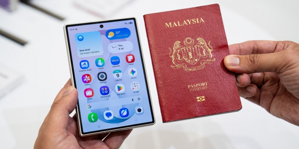 It is slightly smaller than an actual passport, making it easy to hold and surprisingly comfortable to type. — SoyaCincau pic