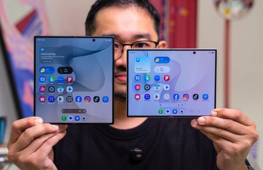 Left: Galaxy Z Fold 8 Ultra, right: Galaxy Z Fold 8. — SoyaCincau pic
