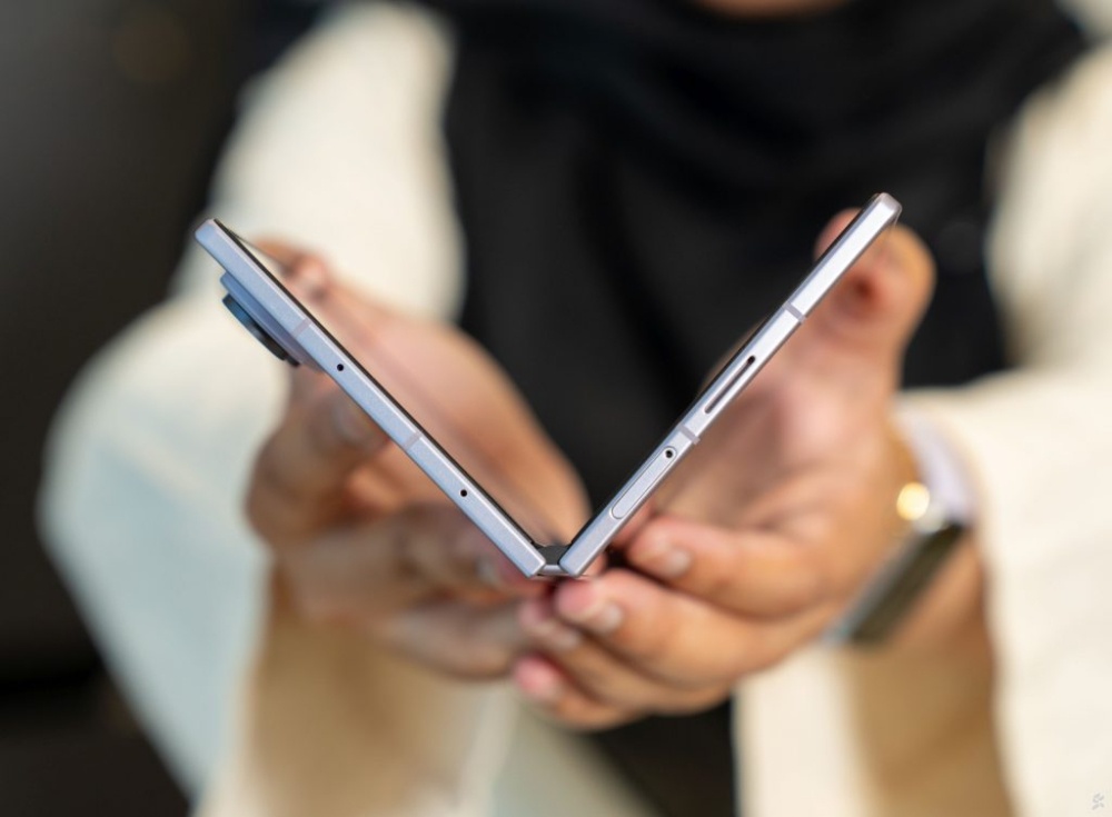 Samsung claims the new Z Fold 8 is the world’s lightest foldable. — SoyaCincau pic