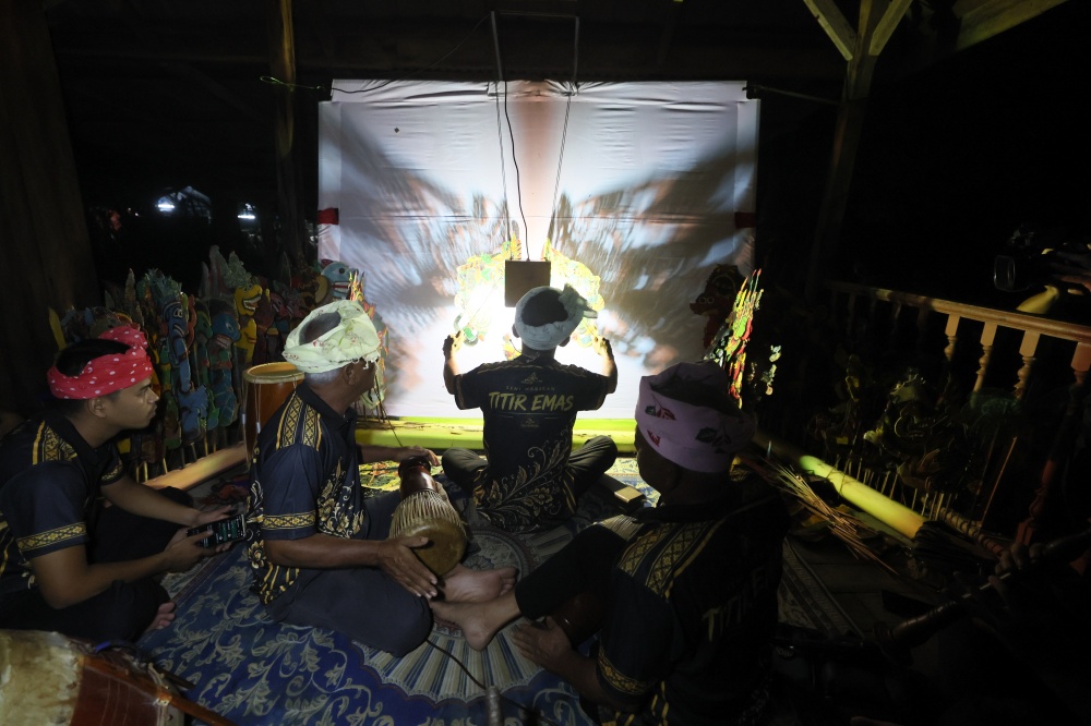 Every movement of the characters must be synchronised with the music. The ‘Tok Dalang’ is also responsible for ensuring that all musical instruments are brought along and that the performance runs smoothly. — Bernama pic
