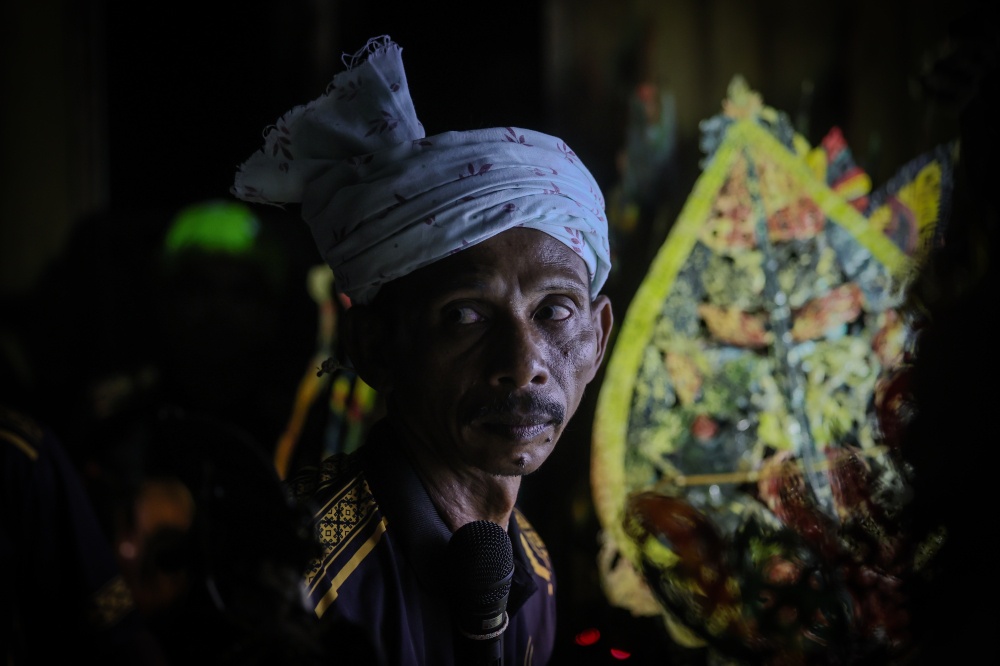Mohammad Hafiza Che Ya — a Kelantan ‘wayang kulit’ (shadow puppetry) master, or ‘Tok Dalang’, affectionately known as Pak Cu — has been involved in the art form for approximately 30 years. Residing in Kampung Kubang Rawa, he champions this art form because he does not want it to vanish. — Bernama pic