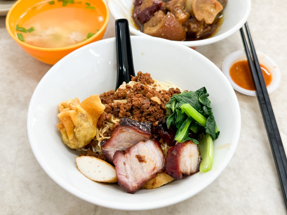 Hakka 'mee' is a huge portion with almost the same toppings and fish cakes. 