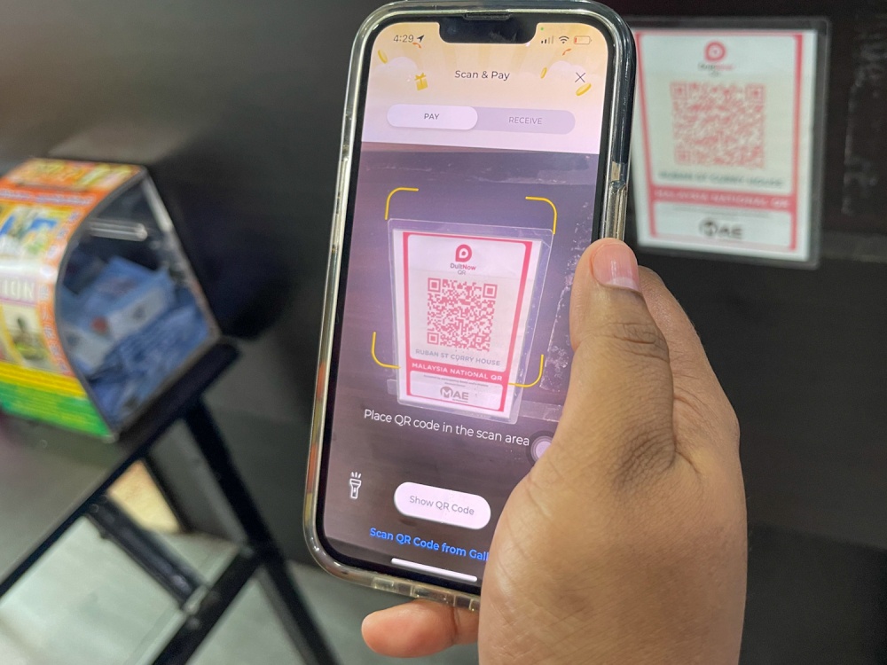 Deputy Investment, Trade and Industry Minister Sim Tze Tzin is confident that Malaysia’s micro, small and medium enterprises are ready for Asean’s cross-border digital trade. — Picture by Raymond Manuel