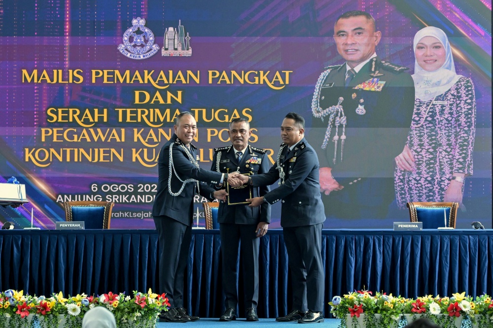 Kuala Lumpur police chief Datuk Fadil Marsus (centre) witnesses the handover of duties as Sentul district police chief from ACP Basri Sagoni (left) to Supt Jasni Zolpa at the Kuala Lumpur police headquarters, August 6, 2026. — Bernama pic