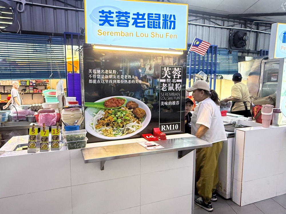 Look for the stall that offers only one item; it is part of a network of stalls that can be found in places like Subang Jaya and Kota Kemuning. — Picture by Lee Khang Yi 