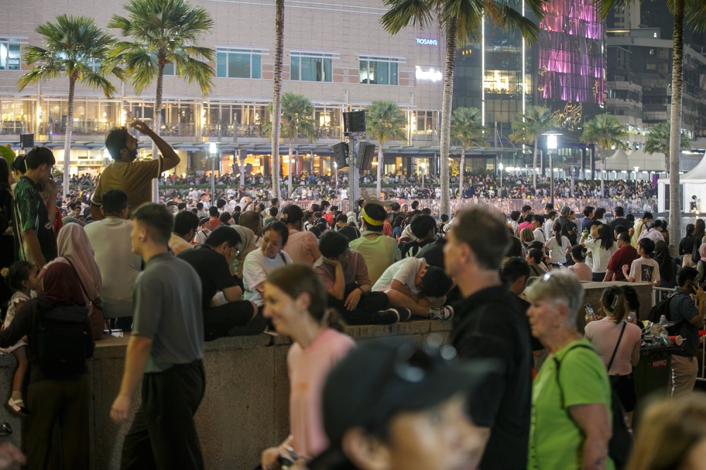 Huge crowds gathered in the vicinity of the park to watch the drone show. — Picture by Raymond Manuel