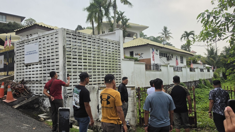 Plainclothes personnel are seen near the perimeter of former prime minister Datuk Seri Najib Razak’s residence at Jalan Langgak Duta in Kuala Lumpur on September 19, 2026. The purpose of the visit was not immediately confirmed. — Picture by Milda Hassandarvish