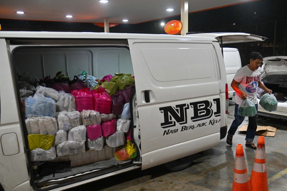 One of the businesses driving this delivery chain is Nasi Berlauk Kelate Express (NBK Express), which started on a small scale in 2015 by delivering food from Tumpat to Gua Musang. It now sends more than 3,000 packets on each trip to the Klang Valley, while also operating new routes to Terengganu and Pahang. — Bernama pic 