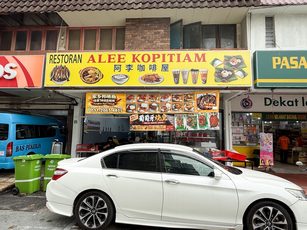 Look for this coffee shop well hidden inside this housing estate right opposite Legend Heights condominium. — Picture by Lee Khang Yi