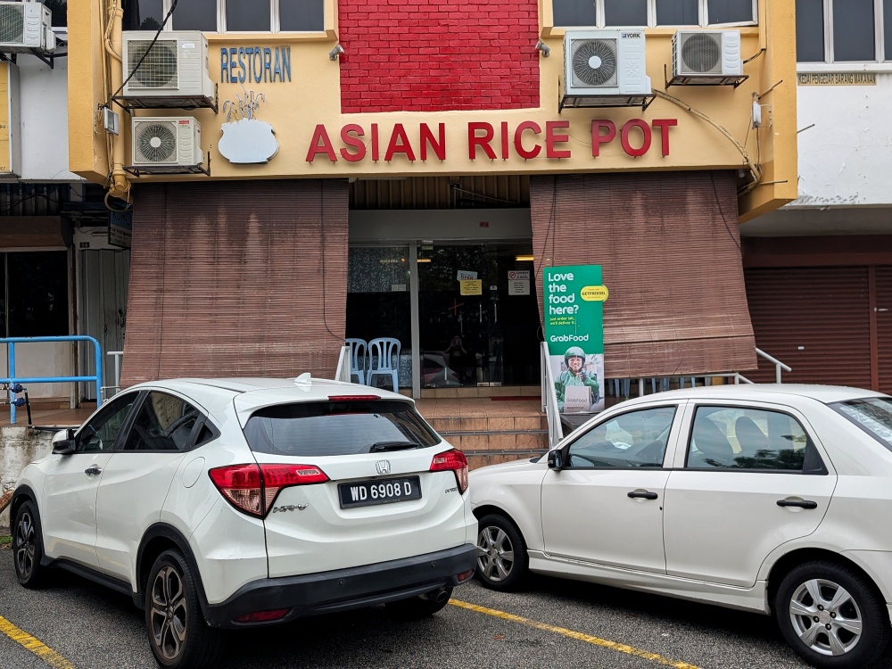 The restaurant’s storefront is decidedly simple. — Picture by Ethan Lau