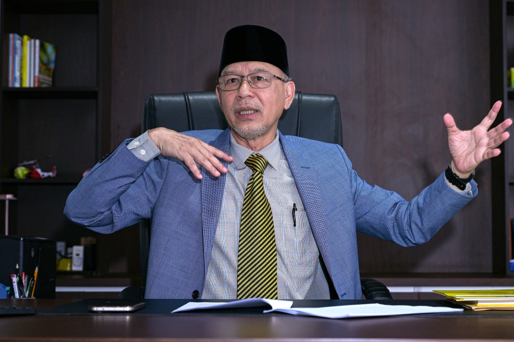 Raja Norazli Raja Nordin, secretary of the Negeri Sembilan Dewan Keadilan dan Undang (DKU), reads his special statement at his office in Seremban, October 4, 2026. — Bernama pic