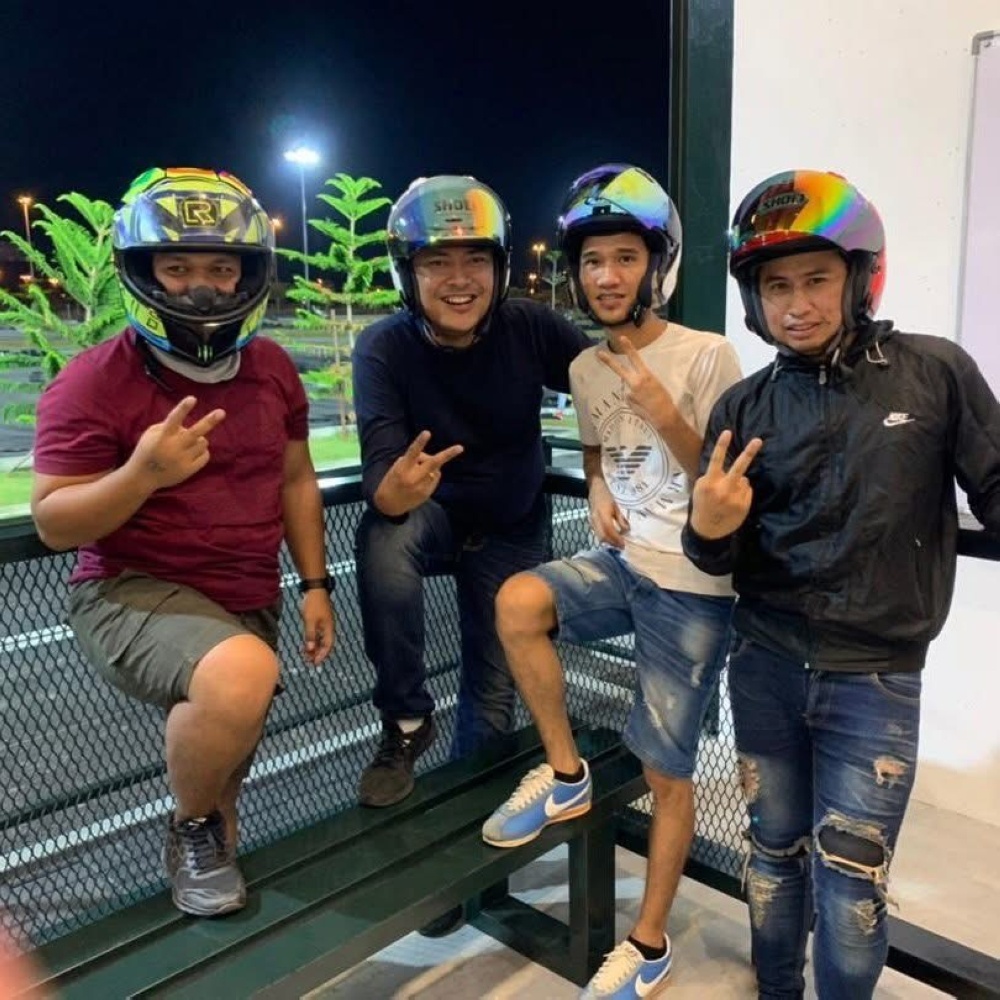 Delivery rider Putera Mohammad Aidil, 41 (3rd left), has turned to an air quality monitoring app to track haze conditions and plan his daily deliveries in Johor. — Picture courtesy of Putera Mohammad Aidil