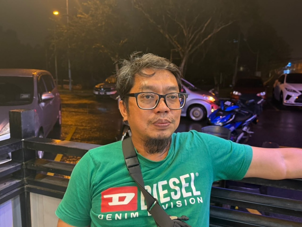 Part-time delivery rider Mohd Eddin Sanusi, 38, called on the government to provide financial assistance to gig workers affected by the haze in Johor. — Picture by Ben Tan