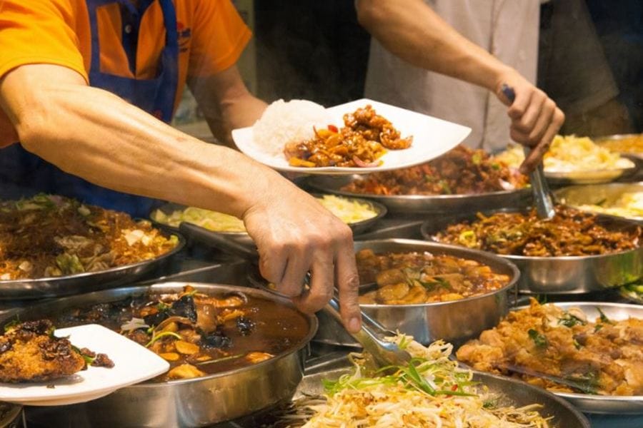 Image from: 做老板好难!大马杂饭店老板包吃包住还给福利!员工不听话「专挑大鱼大肉」下手!