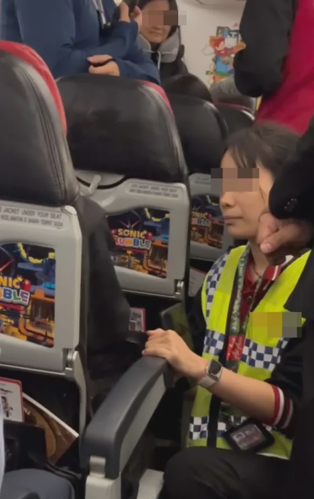 Image from: 女乘客大闹中国飞 KL 航班！地勤人员高EQ处理方式被圈粉！全程45度聆听，不随便打断！