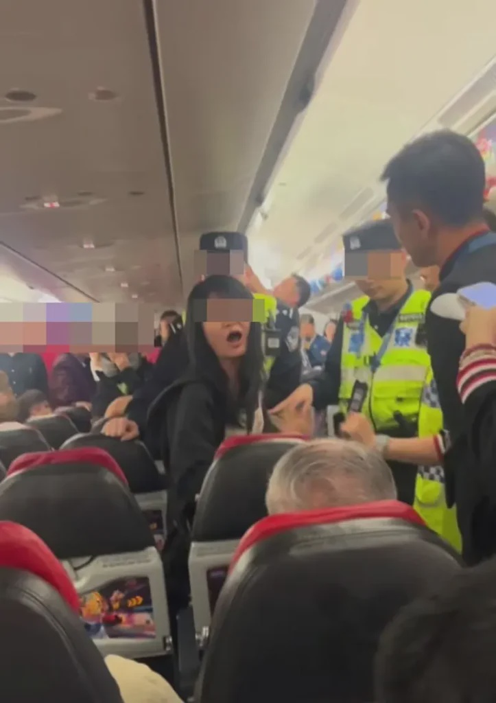 Image from: 女乘客大闹中国飞 KL 航班！地勤人员高EQ处理方式被圈粉！全程45度聆听，不随便打断！