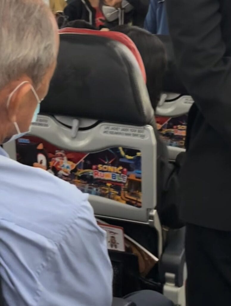 Image from: 女乘客大闹中国飞 KL 航班！地勤人员高EQ处理方式被圈粉！全程45度聆听，不随便打断！