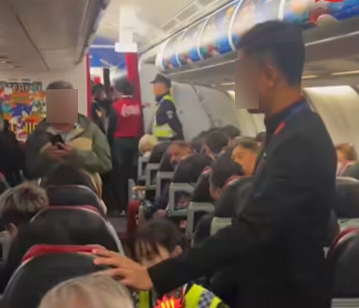 Image from: 「我获得了全场的2次掌声」大闹飞KL航班中国女，300字保证书曝光！