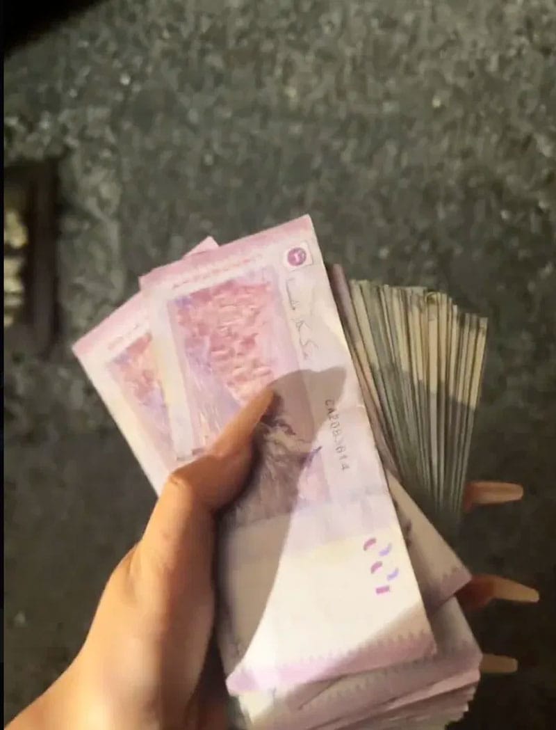 Image from: 飞机闹事中国女子现身大马!晒现金、坐豪车引关注!