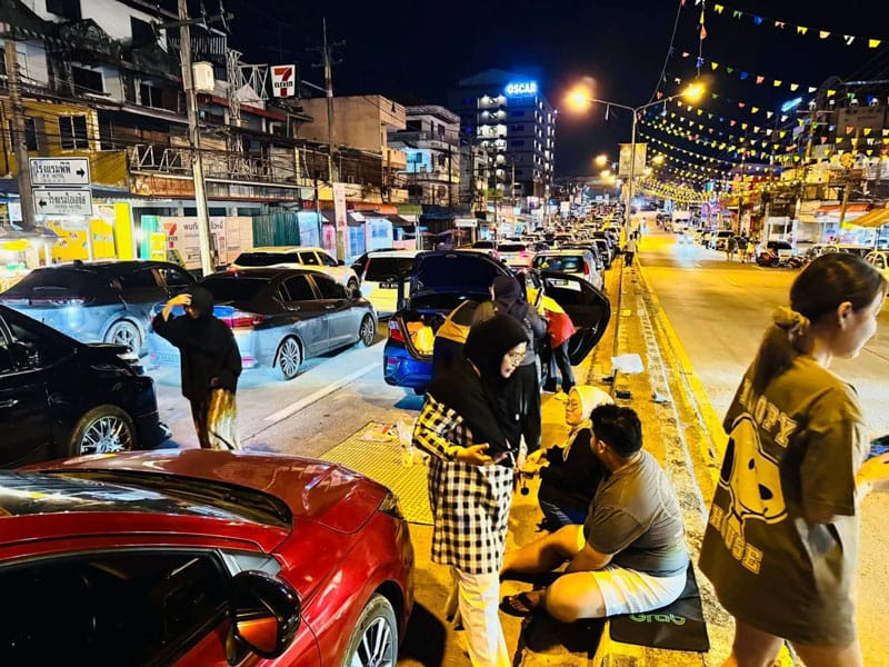 Image from: 连假结束全员赶回家!上千人卡在边境,Dannok变临时停车场...