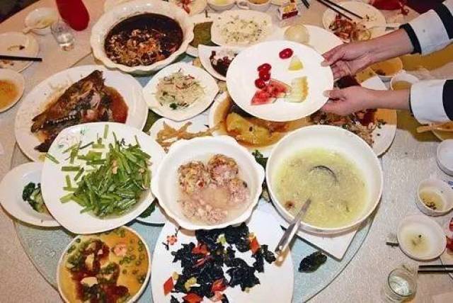 Image from: 中国人大赞：大马人吃饭超好习惯，从来不浪费食物！网民吵翻！