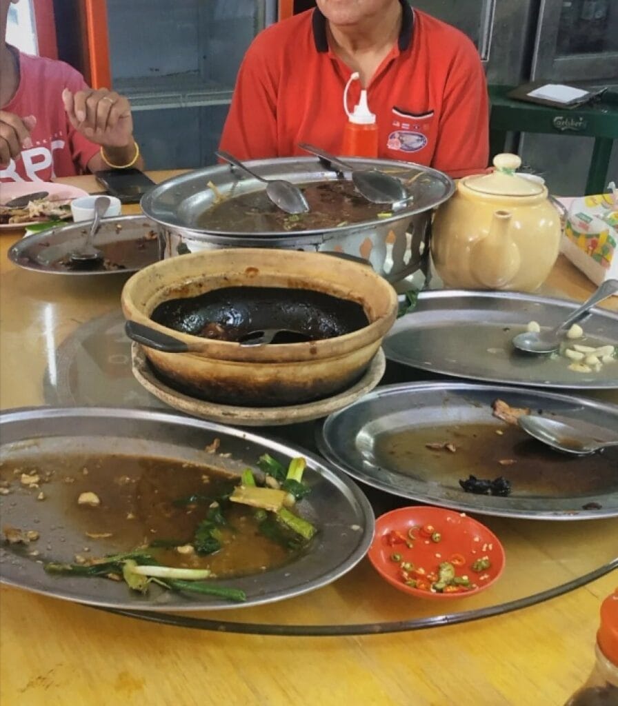 Image from: 中国人大赞：大马人吃饭超好习惯，从来不浪费食物！网民吵翻！