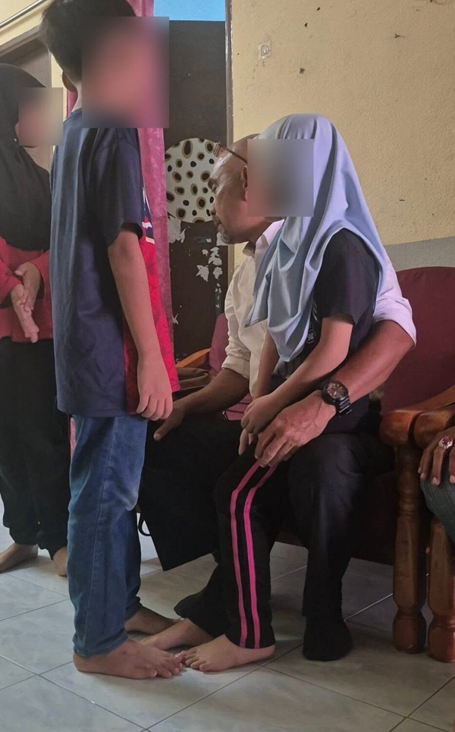 Image from: 每周仅赚RM80!15岁少女替坐牢父扛起重担,靠洗车养一家六口!