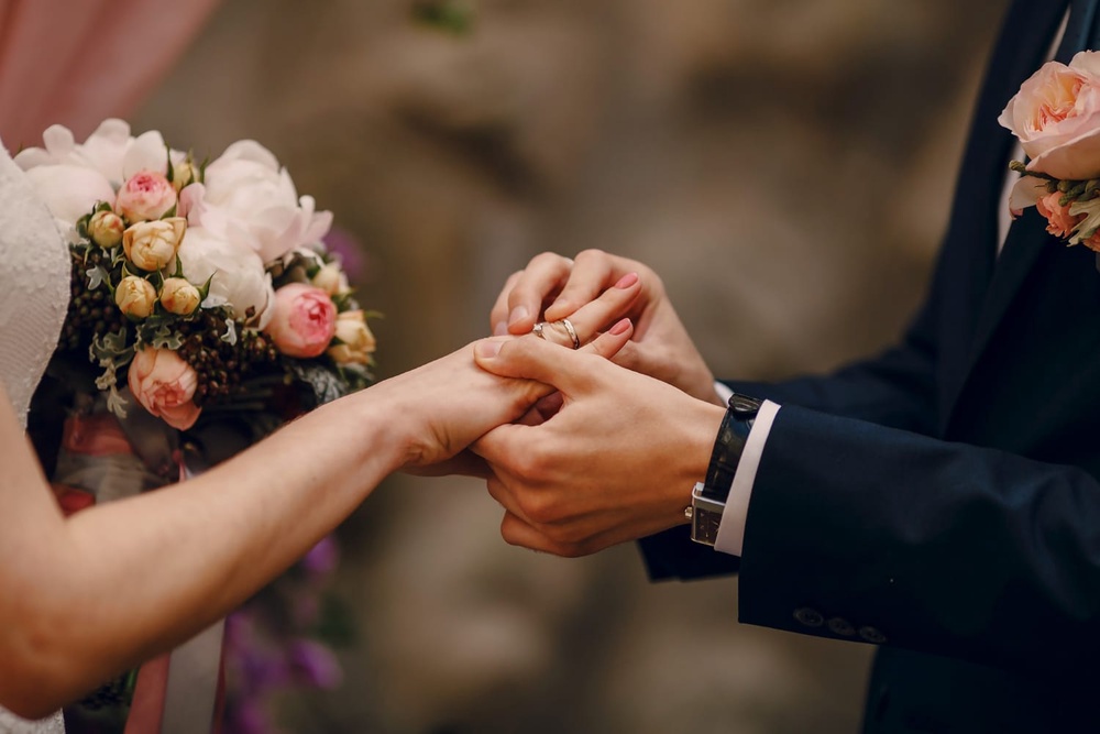 Image from: 婚礼开销堪比一辆车!36岁男子交往8年想娶女友,但没钱不敢结婚!