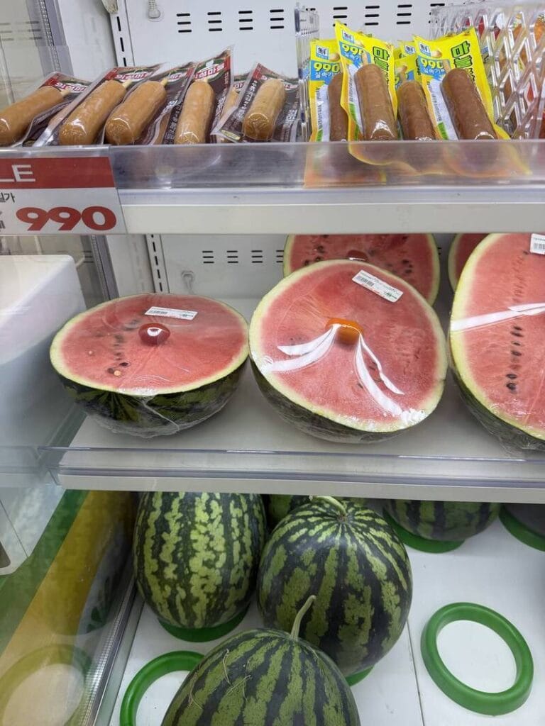 Image from: 超市迷惑行为！买半颗西瓜竟然附送 1 颗小番茄！背后神奇功效曝光，连瓜农都惊呼：这一招学到了！