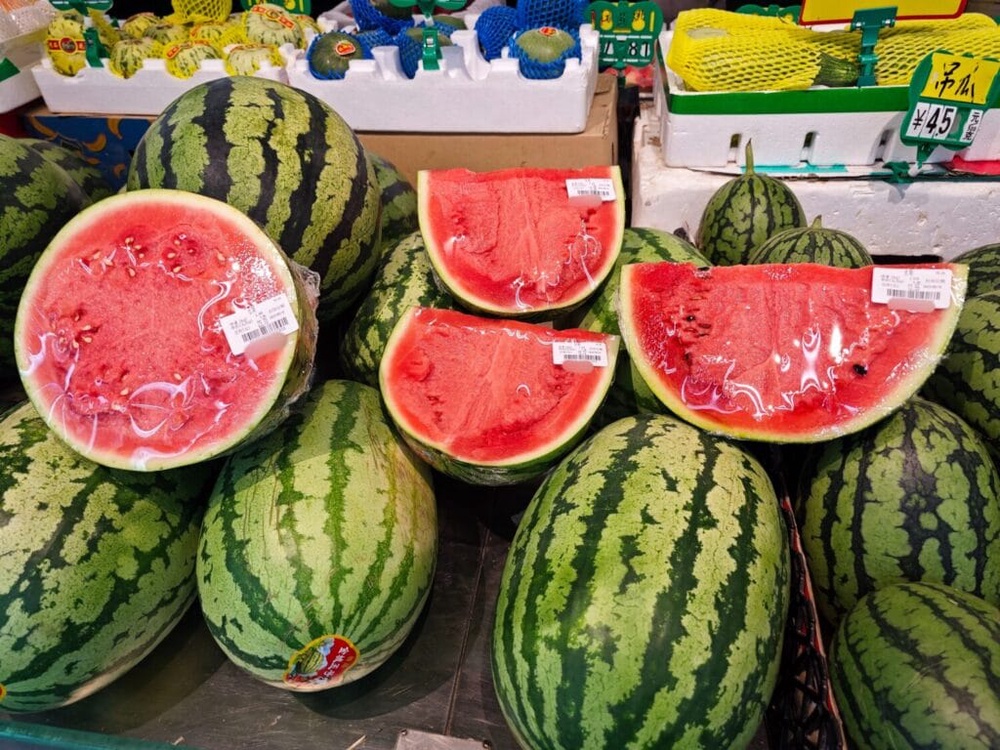 Image from: 超市迷惑行为！买半颗西瓜竟然附送 1 颗小番茄！背后神奇功效曝光，连瓜农都惊呼：这一招学到了！