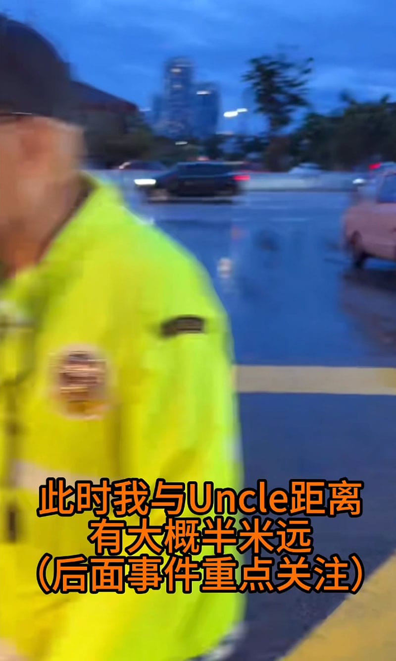 Image from: 大马留学生百瑞逛康乐夜市！被自称公安的RELA指「碰到人」...
