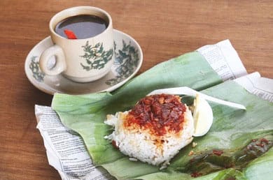 Image from: 工厂外劳偷吃供奉拿督公的Nasi Lemak，真相太心酸！