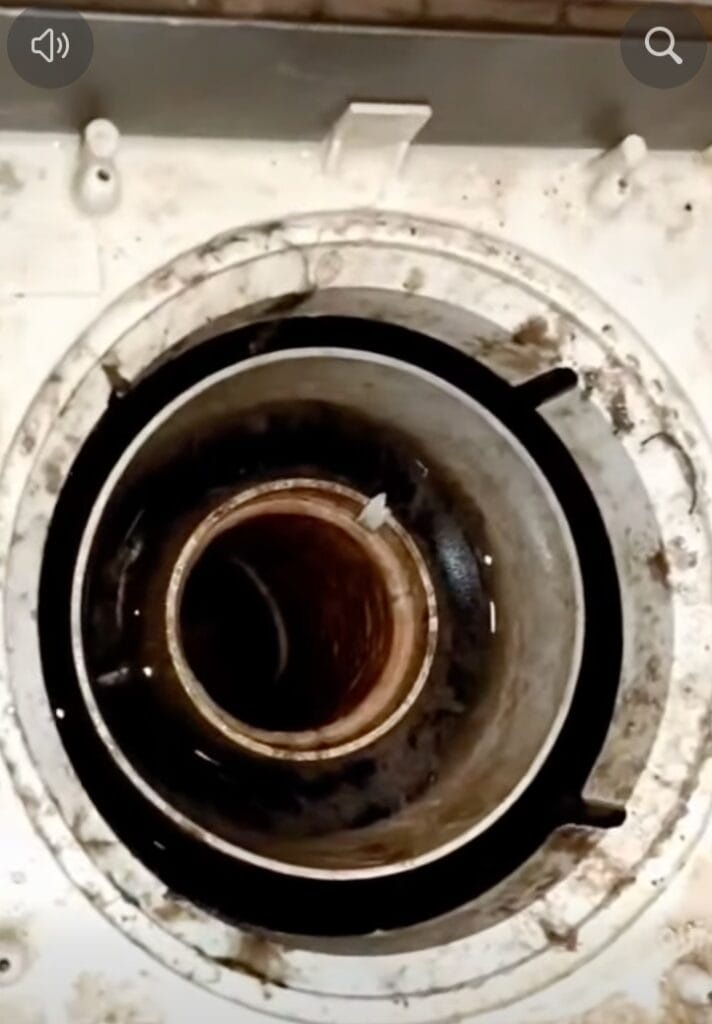 Image from: 厕所天天洗还是臭！网友揭开公寓异味真相：问题可能藏在装修里！