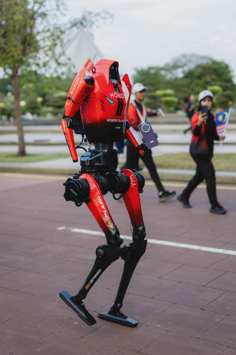 Image from: HONOR人形机器人惊喜亮相国庆大游行!神秘紫色「国民手机」首度曝光!