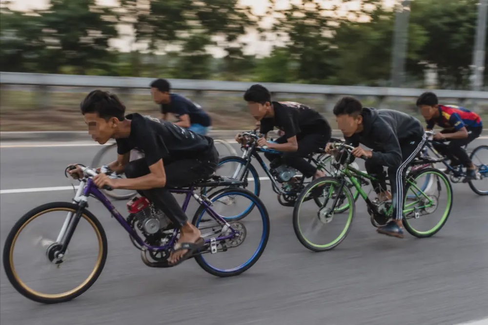 Image from: Kajang惊现大批Basikal Lajak！15至20名儿童公路危险骑行，见警察直接弃车逃跑！