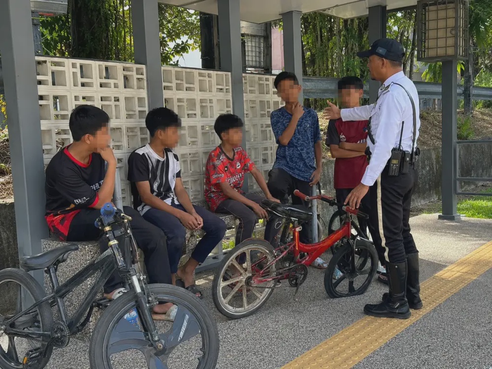 Image from: Kajang惊现大批Basikal Lajak！15至20名儿童公路危险骑行，见警察直接弃车逃跑！