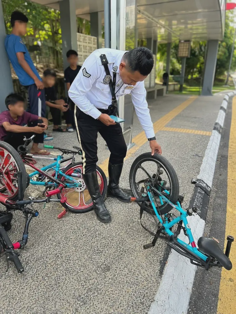 Image from: Kajang惊现大批Basikal Lajak！15至20名儿童公路危险骑行，见警察直接弃车逃跑！