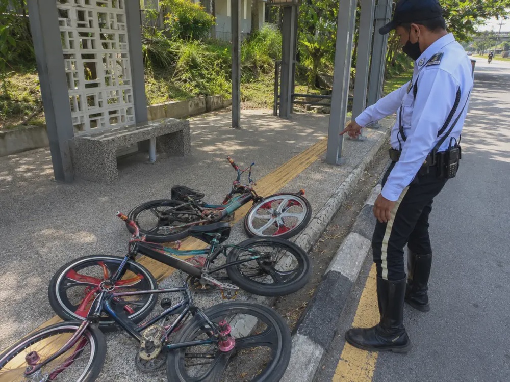 Image from: Kajang惊现大批Basikal Lajak！15至20名儿童公路危险骑行，见警察直接弃车逃跑！