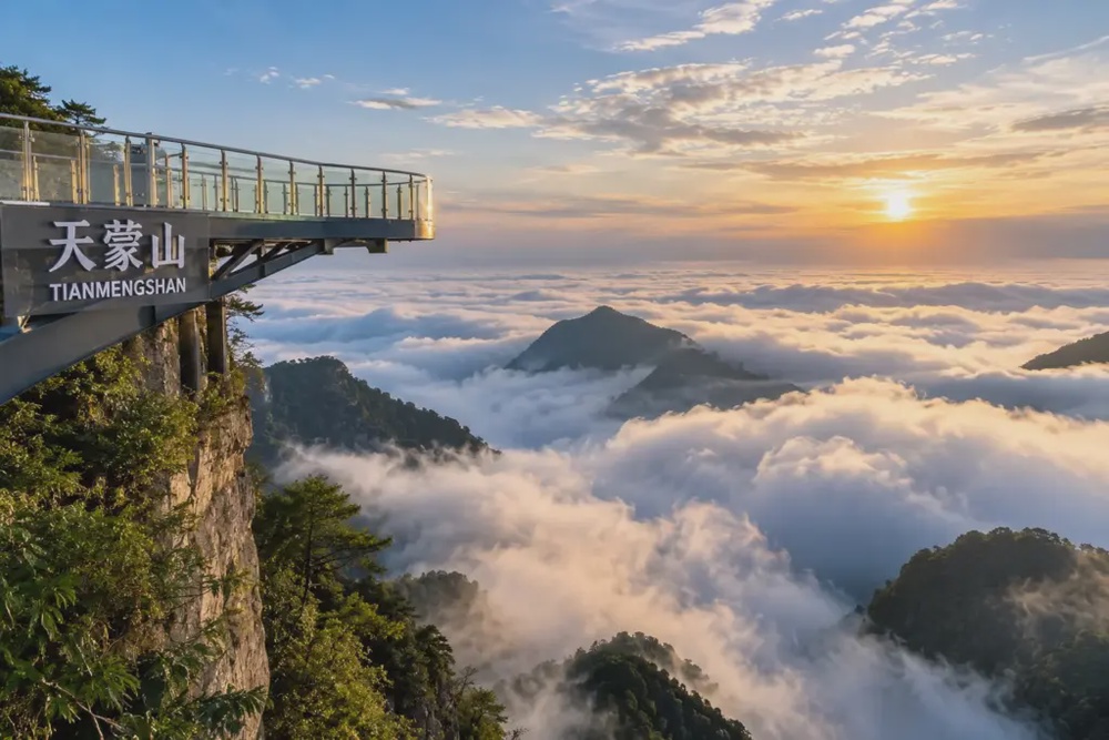 Image from: 一个月RM18,000还包吃住！旅游景区招「云端观察员」帮忙拍照！工作地点在1000米山顶！