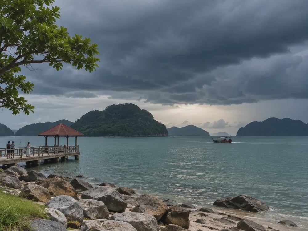 示意图：北马岛屿海岸上空聚集雷雨云，呼应浮罗交怡等地的预警。