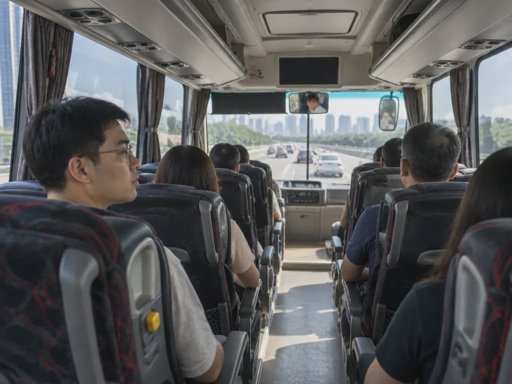 示意图:长巴乘客坐在车厢内,留意前方路况。